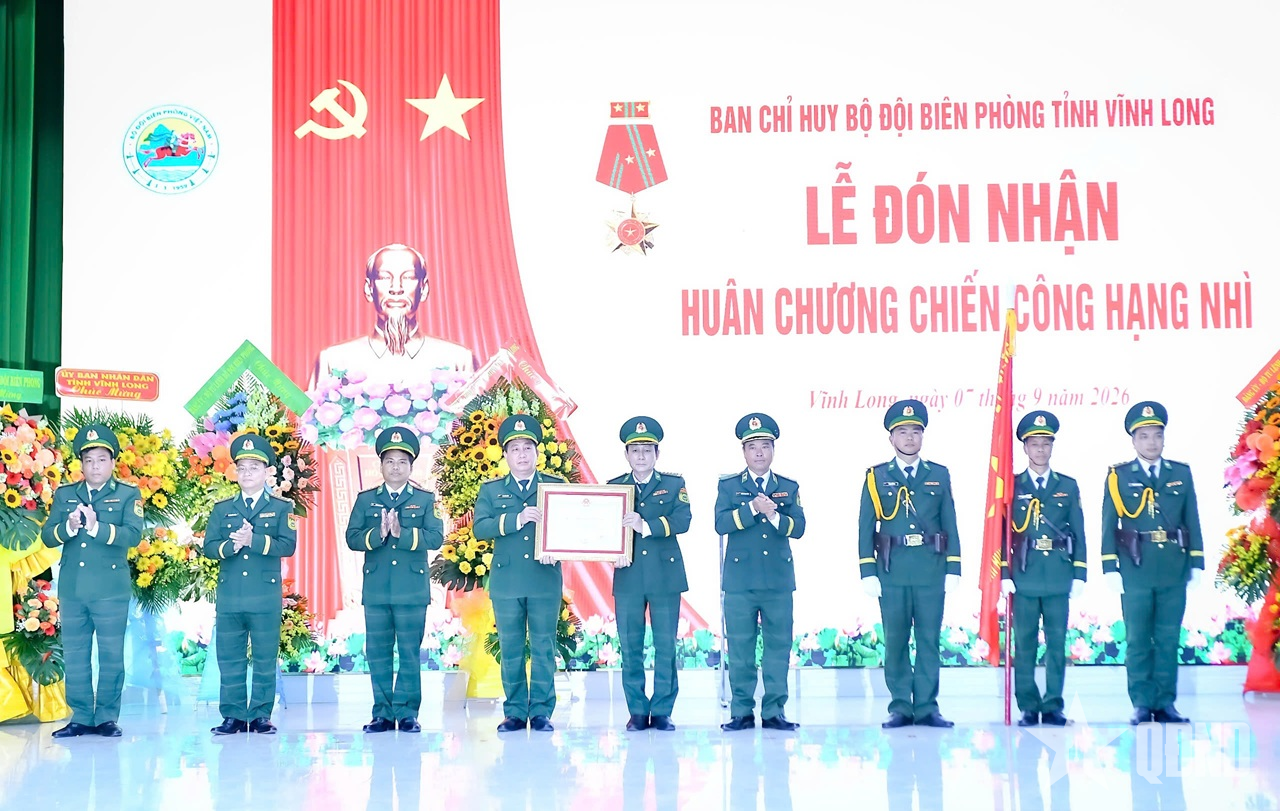 Ban chỉ huy BĐBP tỉnh Vĩnh Long đón nhận Huân chương Chiến công hạng Nhì